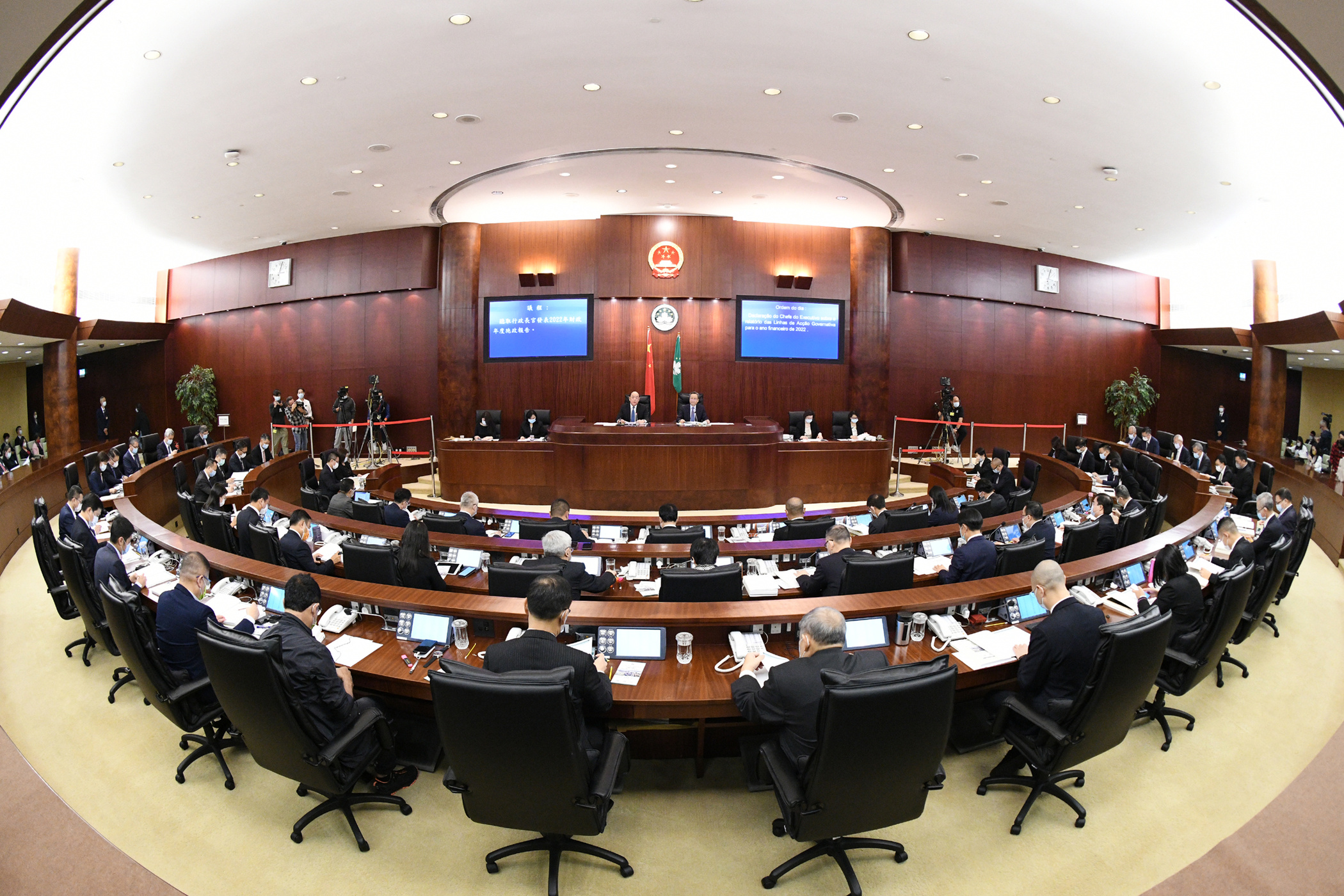 行政長官賀一誠在立法會發表《2022年財政年度施政報告》，特區政府主要官員列席會議。.jpg