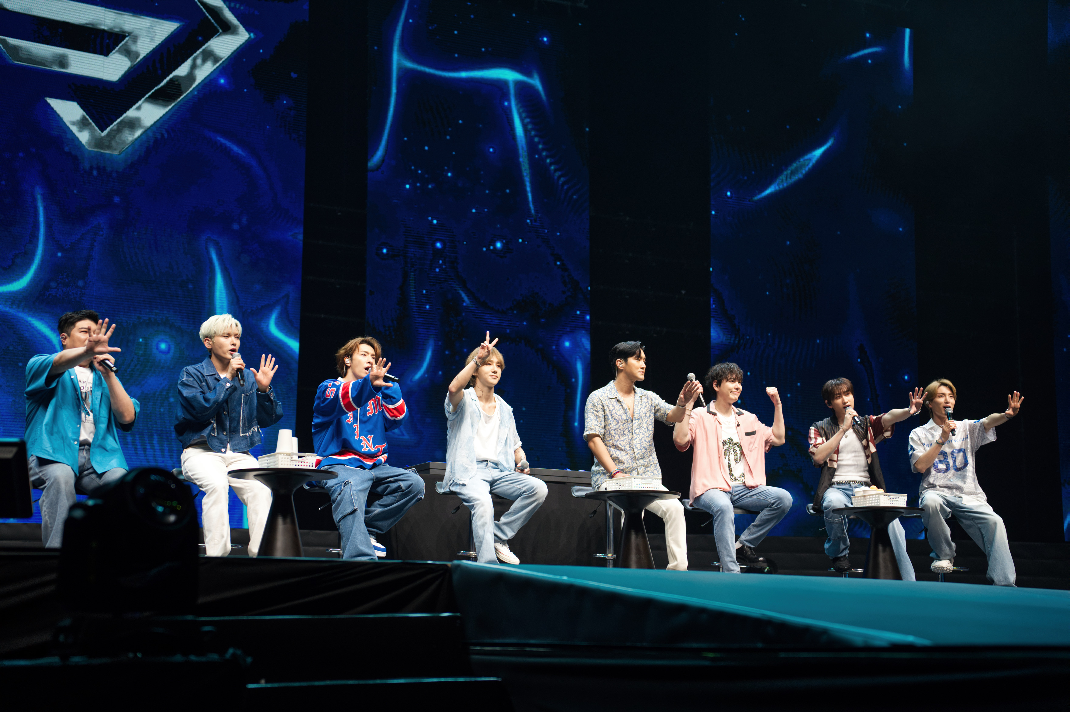 Super Junior成員與歌迷一同參與互動遊戲.jpeg